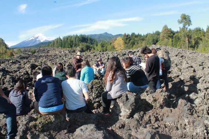 Estudiantes de la Universidad Católica de Temuco visitan la comuna de Pucón en el marco del curso Riesgos Naturales.